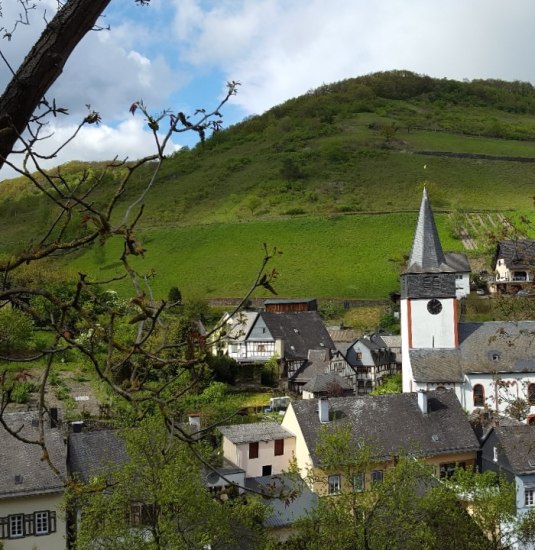 Kirche mit Fachwerkh&auml;usern | &copy; Barbara Laudert
