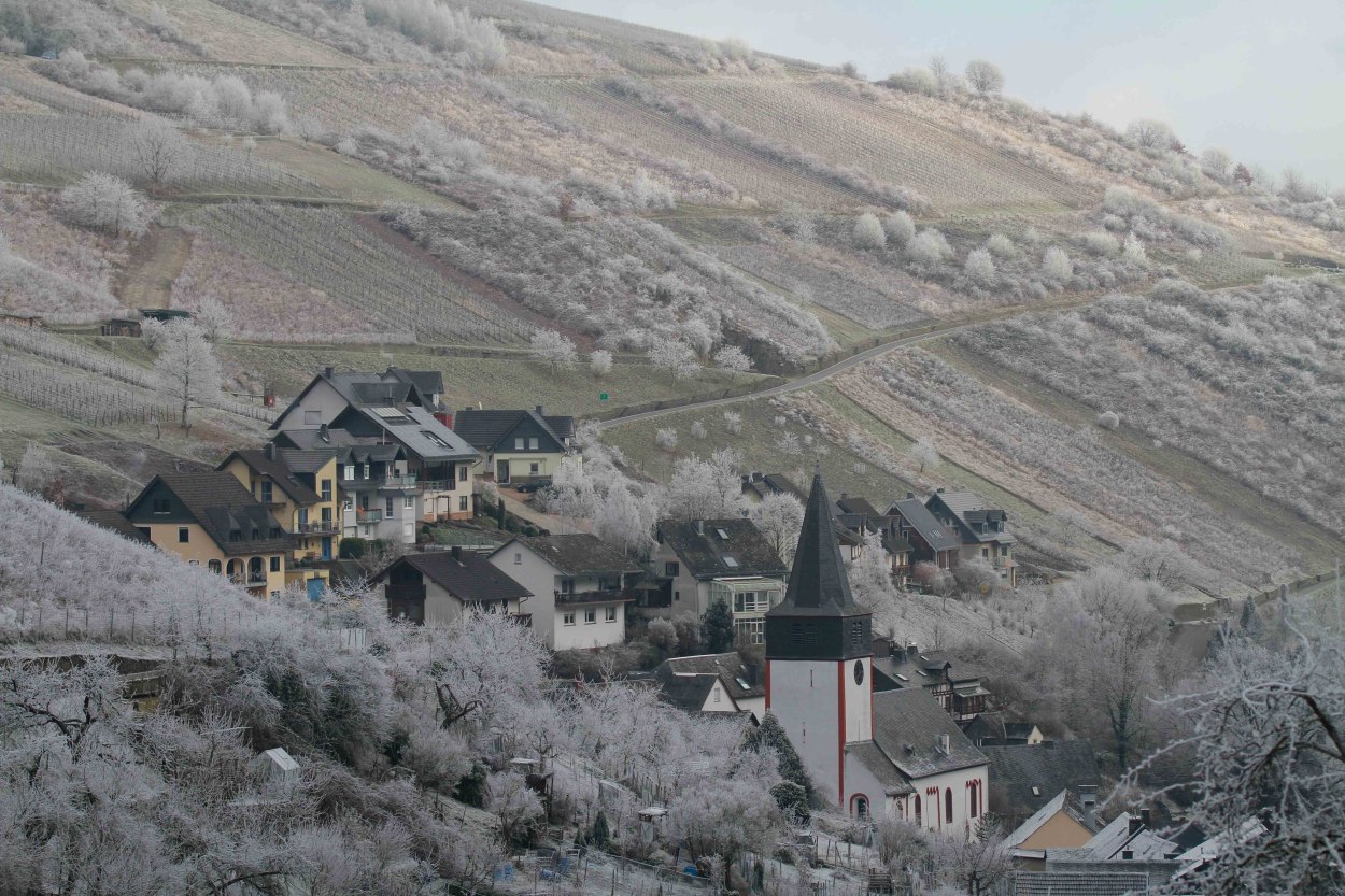 Raureif mit Kirche | © Thomas Grassmann